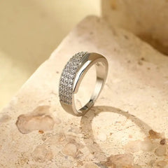 Eleganter, verstellbarer Glitzerring