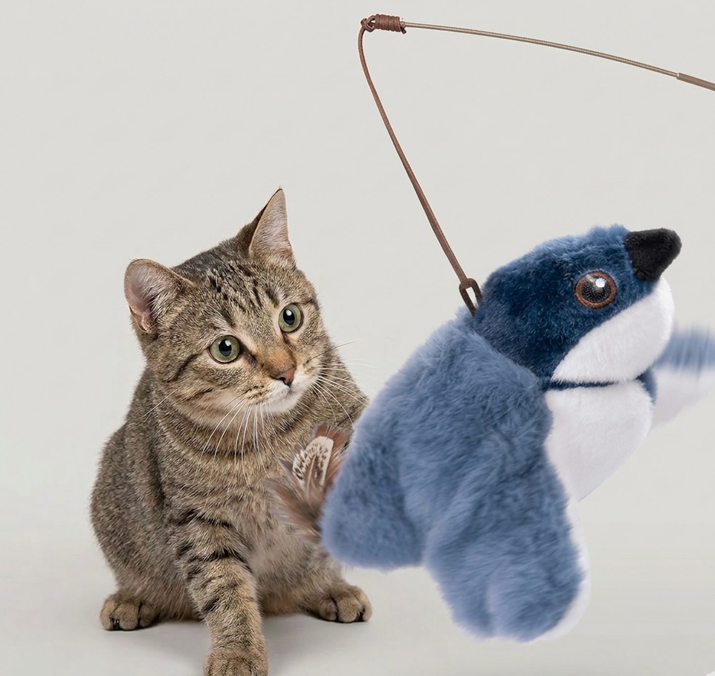 羽ばたく鳥型猫用おもちゃ